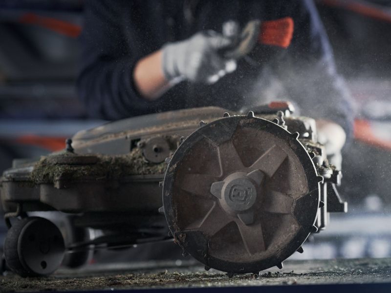 Serwis i przechowywanie robotów koszących